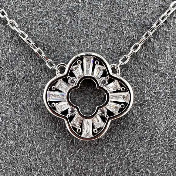 925 Solid Sterling Silver Clover Necklace - Picture 2 of 6